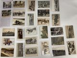 beaucoup de vieilles photos sur la table ensemble