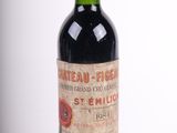 une bouteille de vin posée sur une table