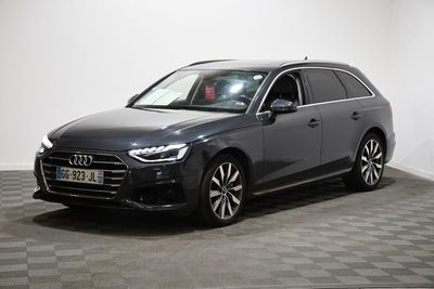 une Audi break grise garée dans une pièce au sol en damier