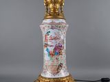une image représentant une lampe posée sur une table, dont la lumière est allumée