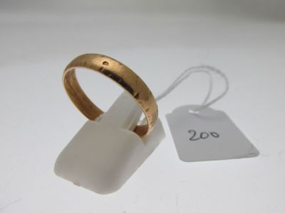 une bague en or à laquelle est attachée une étiquette de prix