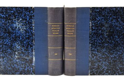deux livres posés sur une surface blanche, avec des couvertures bleues