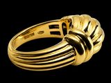 gros plan d'une bague en or sur fond noir
