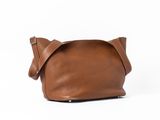 un sac en cuir marron muni de deux anses et d'une bandoulière