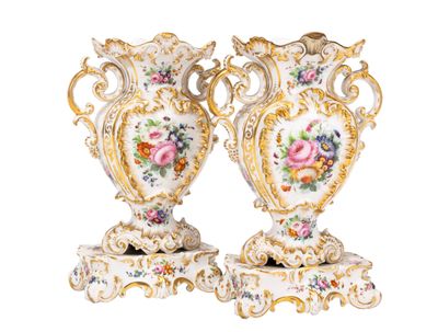 paire de vases anciens en porcelaine ornés de motifs floraux