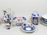 de nombreux types de vases et de bols sur la table