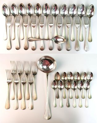 a lot of spoons and spoon spoons that are on the table