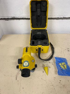 une boîte jaune et noire contenant des outils, posée sur une table