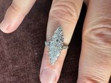 un gros plan sur le doigt d'une personne portant une bague en diamant