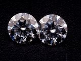 une paire de diamants taillés en diamant sur un fond noir
