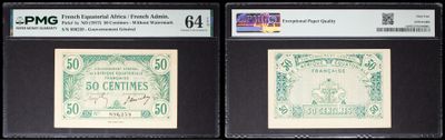 Trois types différents de billets de banque sont exposés dans une vitrine.