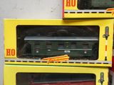 deux boîtes de trains miniatures posées l'une sur l'autre