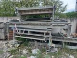 un gros tas de gravats au milieu d'un champ
