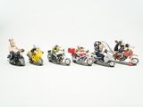 cinq figurines représentant des personnes à moto sur un fond blanc