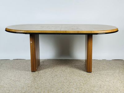 une table avec un plateau en marbre et des pieds en bois
