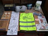 une table sur laquelle se trouvent divers objets, dont un gilet de sécurité