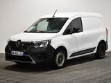 La camionnette blanche est garée dans une pièce au sol carrelé en damier.