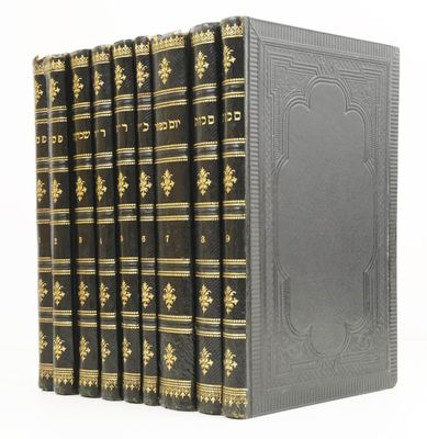 un coffret de six livres aux couvertures noires et dorées