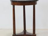 une image représentant une petite table ronde avec un piètement en bois