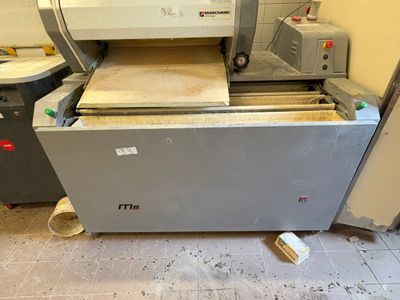 une machine posée sur le sol d'une pièce