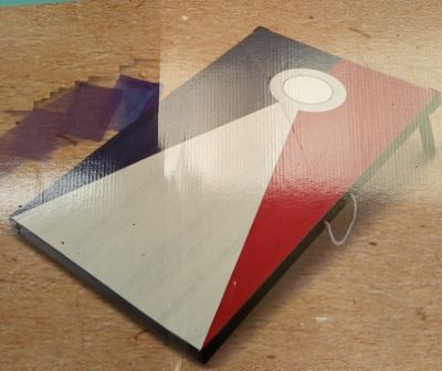 une photo d'une partie de « cornhole » sur une table