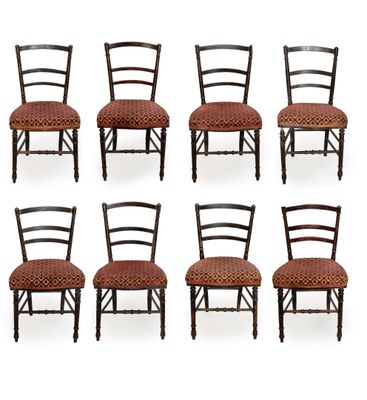 un ensemble de six chaises avec des coussins rembourrés rouges