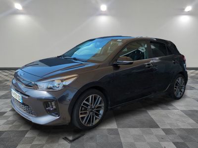 une voiture grise garée dans un garage au sol carrelé