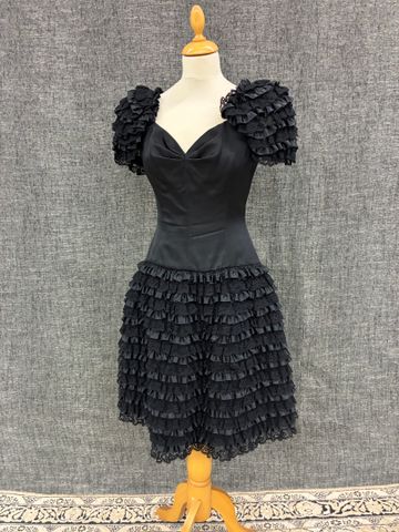 FRED FRANCE   Robe bustier noir et dentelle, manches bouffantes. ...