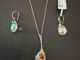 un ensemble composé d'un collier et de boucles d'oreilles, avec un pendentif en verre en forme de larme