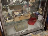 une vitrine en verre contenant de nombreux objets