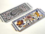 deux assiettes rectangulaires ornées de motifs floraux, posées sur une table