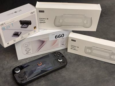 trois manettes Nintendo Wii posées les unes à côté des autres sur une table