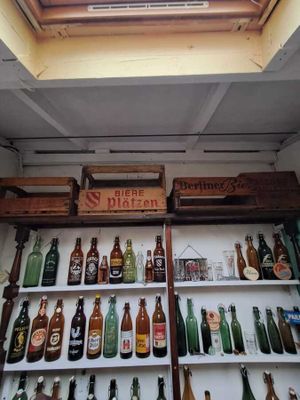 de nombreuses bouteilles de bière sur les étagères de la pièce