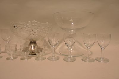 Lot de verrerie comprenant : Une coupe en verre moulé "Fleur…