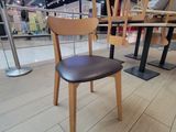 une chaise posée au milieu de la pièce