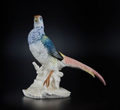 une figurine d'oiseau assis sur une branche