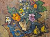 une peinture à l'huile représentant un vase de fleurs et de fruits sur une table