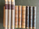 Plusieurs vieux livres sont alignés sur une table