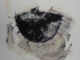 une peinture en noir et blanc représentant un bol posé sur un mur blanc