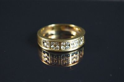 Gros plan sur une bague en or ornée de diamants
