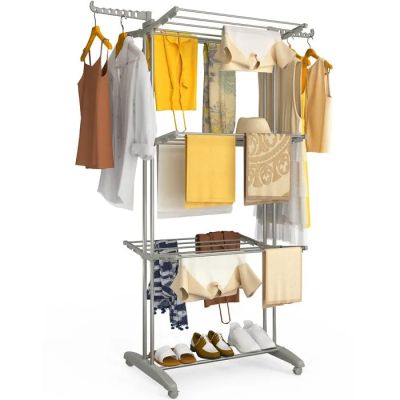 une photo d'un portant sur lequel sont suspendus des vêtements