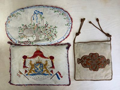 trois morceaux de tissu ornés de motifs brodés, posés sur une table