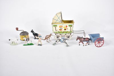 beaucoup d'animaux en peluche posés sur une surface blanche