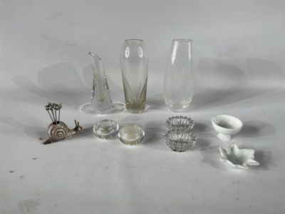 un grand nombre d'objets en verre posés sur une table