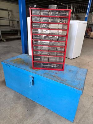une boîte bleue qui contient tout un tas d'outils