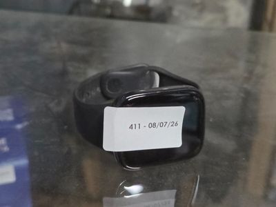 une montre connectée exposée dans une vitrine