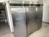 un réfrigérateur en acier inoxydable au milieu d'une cuisine