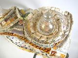 un gros plan d'un chapeau fabriqué à partir de bandes de papier journal