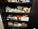 une armoire noire sur laquelle sont posées de nombreuses boîtes, dans une pièce