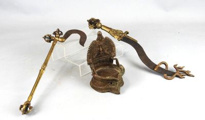 figurine en laiton représentant un dieu hindou muni d'un bâton et d'un serpent